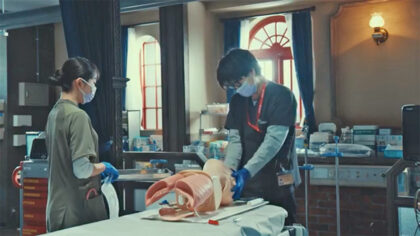 Dr.アシュラ第4話挿管の練習をする保